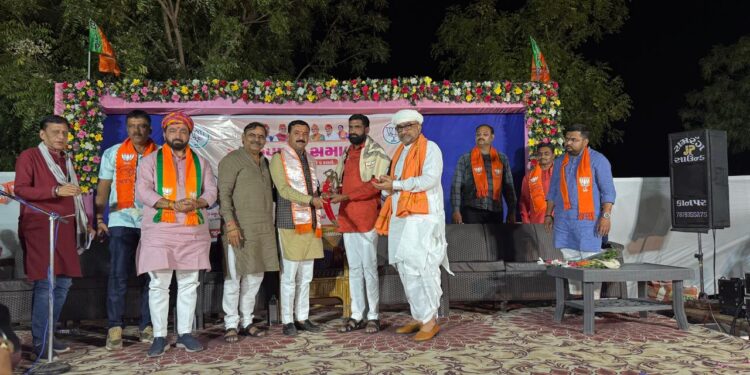 ભાવનગર જિલ્લાના નવનિયુક્ત પ્રમુખોને સુરાપુરા ધામના ભુવાજી દાનભા બાપુ એ ત્રણે પ્રમુખોને આશિવૉદ આપ્યા