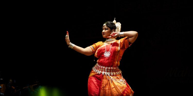 ગુરુ પંકજ ઉત્સવ અને મહારી સન્માનની શરૂઆતની સાંજે, નૃત્ય કલાકાર આદ્યાશા મિશ્રાએ તેના ઓડિસી નૃત્યથી પ્રેક્ષકોને મંત્રમુગ્ધ કર્યા.