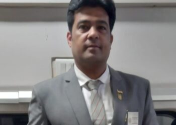 અમદાવાદ મંડળના ઉપ ટ્રેન અધિક્ષક હનુમાનસિંહે મુસાફરનો બચાવ્યો જીવ