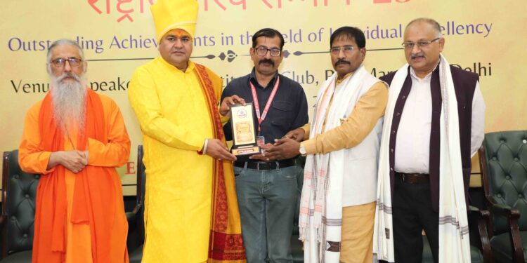 नई दिल्ली में वर्तमान युग का विभिन्न क्षेत्रों के योद्धाओं को राष्ट्रीय गौरव सम्मान 25 से सम्मानित क…