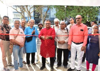 લલિતકલા અકાદમી દ્વારા આયોજિત ચિત્ર પ્રદર્શનમાં નગરના સ્થાપત્યોને કેનવાસ પર કંડારતા ચિત્રકારો