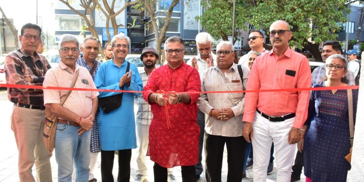 લલિતકલા અકાદમી દ્વારા આયોજિત ચિત્ર પ્રદર્શનમાં નગરના સ્થાપત્યોને કેનવાસ પર કંડારતા ચિત્રકારો