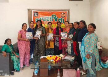 અપરાજિતા ટ્રસ્ટના ઉપક્રમે જરૂરિયાતમંદ દીકરીઓને સ્પર્ધાત્મક પરીક્ષાના પુસ્તકોનું વિતરણ કરાયું