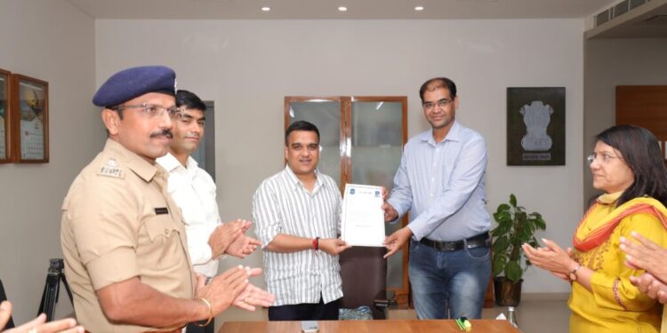 નિર્દોષ નાગરિકોએ ગુમાવેલી પરસેવાની કમાણીના નાણાં ‘તેરા તુજકો અર્પણ’ અંતર્ગત ગૃહ રાજ્ય મંત્રીએ મૂળ મા…