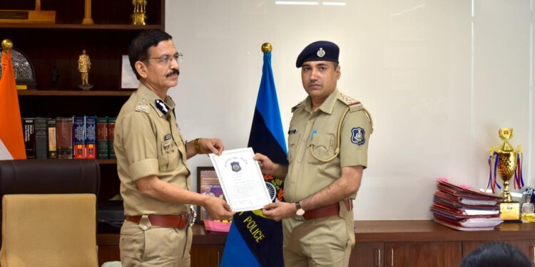 આત્મહત્યા કરવા નીકળેલ પરિવારને બચાવતી ઇસનપુર પોલીસ ટીમનું શહેર કમિશ્નર દ્વારા કરાયું સન્માન