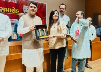 સવારકુંડલા ના લોક ગાયીકા આશા કારેલીયાને વિધાનસભામાં કરાયા સન્માનિત