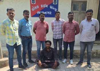 રૂ.૪૦,૦૦૦/-ના ચોરી થયેલ મોબાઇલ ફોન સાથે એક ઇસમને ઝડપી મોબાઇલ ચોરીનો ગુન્હો શોધી કાઢતી ભાવનગર લોકલ ક્…