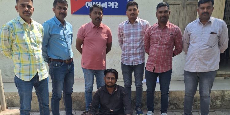 રૂ.૪૦,૦૦૦/-ના ચોરી થયેલ મોબાઇલ ફોન સાથે એક ઇસમને ઝડપી મોબાઇલ ચોરીનો ગુન્હો શોધી કાઢતી ભાવનગર લોકલ ક્…