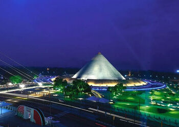 મહાત્મા મંદિર ‘ધોળા હાથી’ સમાન, 2.32 કરોડની ભાડા વસૂલી બાકી, ગમે ત્યારે તાળાં વાગી શકે! | Mahatma Mandir more than two Crores in Rent Dues Risk of Closure