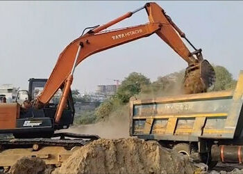 વડોદરામાં આજવા, પ્રતાપપુરા સરોવરમાંથી માટી ખોદકામ કરવાનું કામ પોલીસે અટકાવતા વિવાદ | Controversy over police stopping soil excavation from Ajwa Pratappura lakes in Vadodara