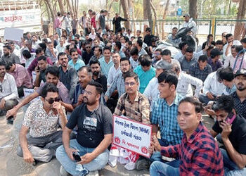 જામનગર જિલ્લાના આરોગ્ય વિભાગના કર્મચારીઓ પોતાના પડતર પ્રશ્નોની માંગણીને લઈને આજે એક દિવસની માસ સી.એલ પર ઉતર્યા | Health department employees of Jamnagar district on mass protest for pending issues