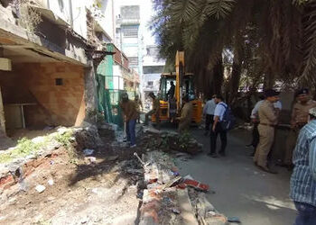 સુરતમાં સતત બીજા દિવસે માથાભારે તત્વોની મિલ્કતનું ડિમોલીશન : નાનપુરાના કુખ્યાત સજ્જુ કોઠારીના ગેરકાયદે બાંધકામ પર ફર્યું બુલડોઝર | Demolition of properties of rowdy elements for the second consecutive day in Surat