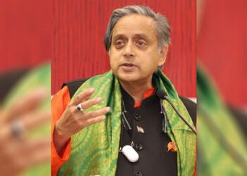 રશિયા-યુક્રેન યુદ્ધ મુદ્દે મોદી સરકારનો વિરોધ કરીને હું મૂર્ખ સાબિત થયો, થરૂરના નિવેદનથી રાજકીય ગરમાવો | shashi tharoor confess on opposing indias stance on russia ukraine war