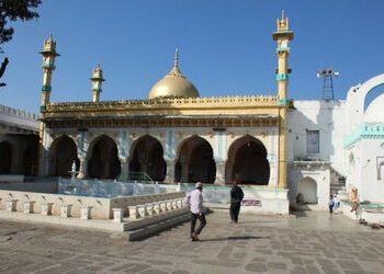 ઔરંગઝેબની કબર મુદ્દે મહારાષ્ટ્રમાં ઘમસાણ, ફડણવીસ સરકાર ઈચ્છે તો પણ નહીં હટાવી શકે, જાણો કેમ? | Contr…