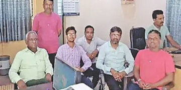 પાટડીમાં વિરોધ કરી રહેલા દસ આરોગ્ય કર્મચારીઓની અટકાયત | Ten health workers protesting in Patdi detai…