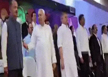 VIDEO: નીતિશ કુમારે ફરી લોથ મારી, રાષ્ટ્રગાન વચ્ચે વિચિત્ર પ્રકારની હરકતો કરતાં હોબાળો | nitish kuma…