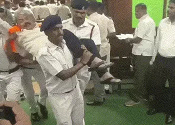 મુસ્લિમ અનામત મુદ્દે કર્ણાટક વિધાનસભામાં હોબાળો: ભાજપના 18 ધારાસભ્યો સસ્પેન્ડ, ટિંગાટોળી કરી બહાર લઈ…