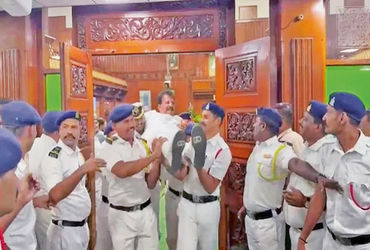 કર્ણાટકમાં મુસ્લિમ કોન્ટ્રાક્ટરોને 4 ટકા અનામતનું બિલ વિધાનસભામાં પસાર | Karnataka Assembly passes b…