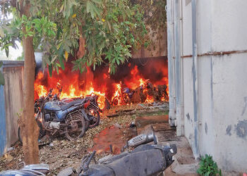 બોરસદ પોલીસ સ્ટેશનમાં આગ લાગતાં 25 વાહનો બળીને ખાક | 25 vehicles gutted in fire at Borsad police sta…