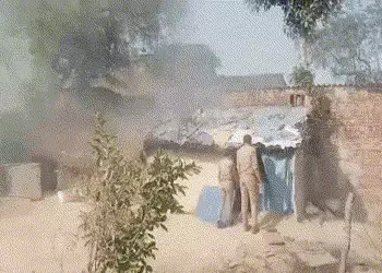 VIDEO : ઝુંપડા પર સરકારી બુલડોઝર ફરે તે પહેલા બહાદુર છોકરીએ પોતાના પુસ્તક બચાવ્યાં | The girl ran to…