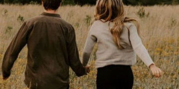 પ્રેમી સાથે ભાગેલી યુવતી વડોદરા આવતાં પરિવારજનોએ તાયફો કર્યો,યુવતી પરિવાર સાથે પરત ફરી | Girl who ra…