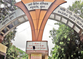 પોસ્ટમોર્ટમ રૃમ બહાર પુરુષ-મહિલાનો અશ્લીલ વિડીયો જોતો વિડીયો વાયરલ | Video of man and woman watching…