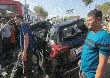 અમદાવાદના ચાંદખેડામાં ભયાનક અકસ્માત, બસની પાછળ ઘૂસી જતાં કારનું પડીકું વળી ગયું, એકનું મોત | Massive…