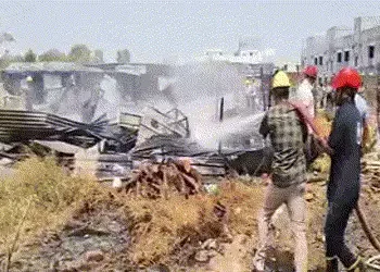 તાપીના વ્યારામાં બાંધકામ સાઈટ પર ગેસનો બાટલો બ્લાસ્ટ, 10થી વધુ મકાનોને નુકસાન, જાનહાનિ ટળી | Vyara G…