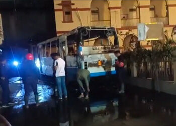 રેલવે સ્ટેશન સામે બસ સ્ટેન્ડમાં પાર્ક સિટિ બસમાં શોર્ટસર્કિટને કારણે આગ | fire caught in city bus