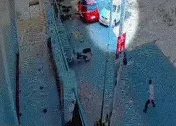 સુરેન્દ્રનગરમાં પૂરપાટ ઝડપે આવતી કારે યુવકને અડફેટે લેતાં નીપજ્યું મોત, વીજળીના થાંભલા પણ તૂટીને પડી…