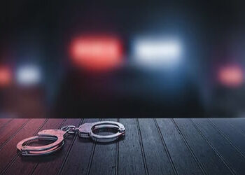 વડોદરામાં પોલીસથી બચવા પાણીના જગમાં દારૂની હેરાફેરી છતાં પકડાઈ ગયો | Man caught smuggling liquor in …