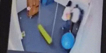 બાળકને પછાડી તેના પર બેસી ગઈ મહિલા, વડોદરાના ચાઇલ્ડ ડેવલોપમેન્ટ સેન્ટરમાં જ બાળક સાથે ક્રૂરતા | Vado…