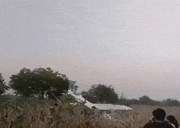 VIDEO : મહેસાણાના ઉચરપી ગામ પાસે ટ્રેઈની વિમાન ક્રેશ, મહિલા પાઈલટ ઈજાગ્રસ્ત | Training plane crashes…