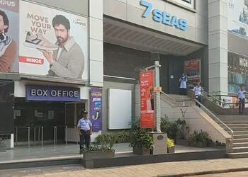 વડોદરાના ફતેગંજના મોલમાં અફરાતફરી સર્જાતાં મોલ બંધ કરવો પડ્યો,બાળકો ગાંઠતા નહતાઃપોલીસે સ્થિતિ સંભાળી…