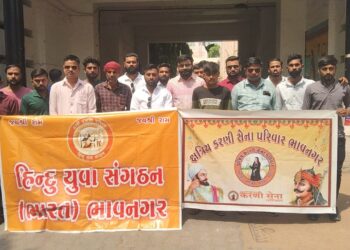 ક્ષત્રિય કરણીસેના પરીવાર ભાવનગર તથા હિન્દુ યુવા સંગઠન ભારત ભાવનગર દ્રારા કલેક્ટરશ્રી ને આવેદનપત્ર પા…