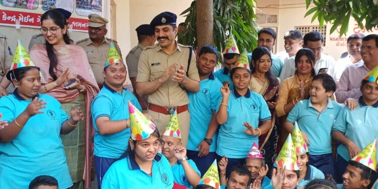 જામનગરના એસપી પ્રેમસુખ ડેલુએ પોતાના જન્મદિવસની દિવ્યાંગ બાળકો સાથે અનોખી રીતે ઉજવણી કરી પોતાની સંવેદ…