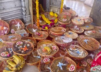 ગબ્બર અખંડ જ્યોત ખાતે મુંબઈના માઇ ભક્ત દ્વારા 56 ભોગ અન્નકૂટ ધરાવવામાં આવ્યો