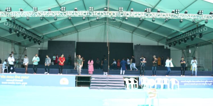 દ્વારકામાં આવતી કાલે યોજાનાર ભગવાન શ્રી કૃષ્ણ અને રૂકમણીજીના સત્કાર સમારોહની તૈયારીઓ પૂરજોશમાં