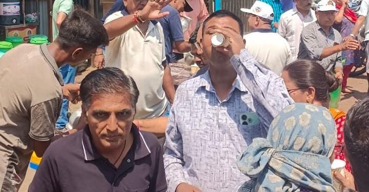 અમદાવાદના અખબાર નગર ખાતે કાળઝાળ ગરમીમાં લોકો માટે ઠંડી છાશનું વિતરણ કરાયું