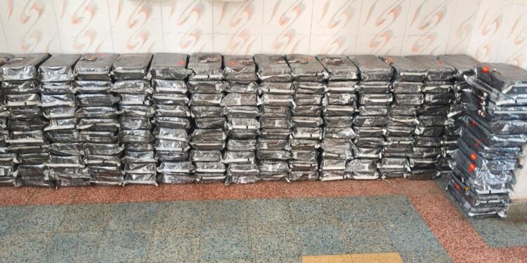 દરિયાઈ સીમામાંથી 1800 કરોડનું ડ્રગ્સ ઝડપી પાડતી ભારતીય કોસ્ટ ગાર્ડ અને ગુજરાત એટીએસ.