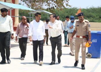 બ્લુ ફ્લેગ શિવરાજપુર બીચની મુલાકાત લઈ વિકાસ કાર્યોની સમીક્ષા કરતા મુખ્ય સચિવ પંકજ જોશી