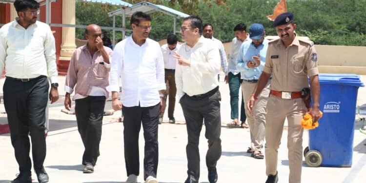 બ્લુ ફ્લેગ શિવરાજપુર બીચની મુલાકાત લઈ વિકાસ કાર્યોની સમીક્ષા કરતા મુખ્ય સચિવ પંકજ જોશી