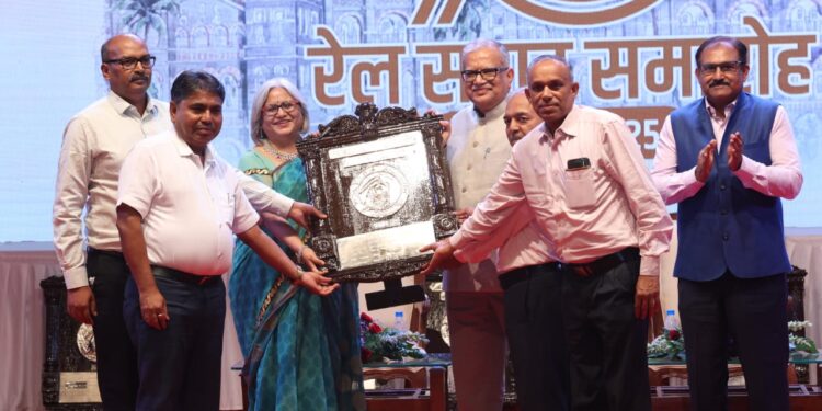 પશ્ચિમ રેલવેના જનરલ મેનેજર શ્રી અશોક કુમાર મિશ્ર દ્વારા ભાવનગર ડિવિઝનના કાર્મિક વિભાગને સર્વોચ્ચ કાર…