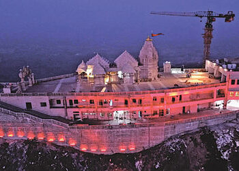 પાવાગઢ ખાતે મા કાલિકાના દર્શને અડધો લાખ માઇભક્તો દર્શન માટે ઊમટયાં | Half a lakh devotees flocked to…