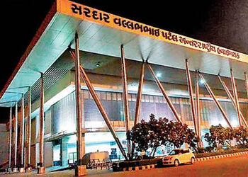 અમદાવાદ એરપોર્ટ પર પક્ષી-વાંદરાઓ ભગાડવા એરપોર્ટનો સ્ટાફ ફોડે છે ફટાકડા, મહિને 20 લાખનો ખર્ચ | ahmeda…