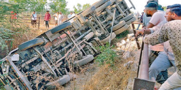 વિરપુરથી ડેભારી માર્ગ પર ટેન્કર પલટી જતાં હજારો લિટર દૂધ વેડફાયું | Thousands of liters of milk wast…