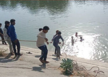 બનાસકાંઠામાં કેનાલમાં કાર ખાબકતાં 4ના મોત, 3 બાળકો એક પુરુષની મળી લાશ | 4 killed as car falls into c…