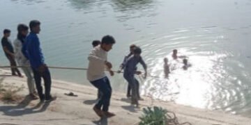 બનાસકાંઠામાં કેનાલમાં કાર ખાબકતાં 4ના મોત, 3 બાળકો એક પુરુષની મળી લાશ | 4 killed as car falls into c…