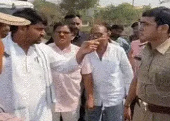 ‘તમારૂ મોઢું જોવાનો શોખ નથી, આંગળી નીચે મુકો’: નર્મદામાં પોલીસ-MLA વચ્ચે જાહેરમાં જામી | Chaitar Vas…