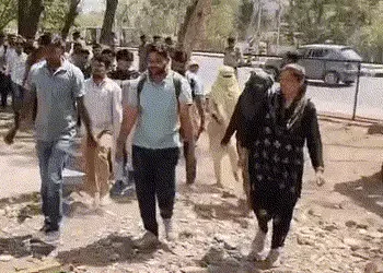 Video: સરકારે જાહેરનામા ભંગની ફરિયાદ નોંધી છતાં વ્યાયામ શિક્ષકો અડીખમ, પરેડ કરી અટકાયત વ્હોરી | Gove…